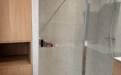 Une salle de bain chêne et effet béton